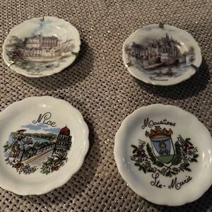 Small sovereign plates with gold colored stands attached